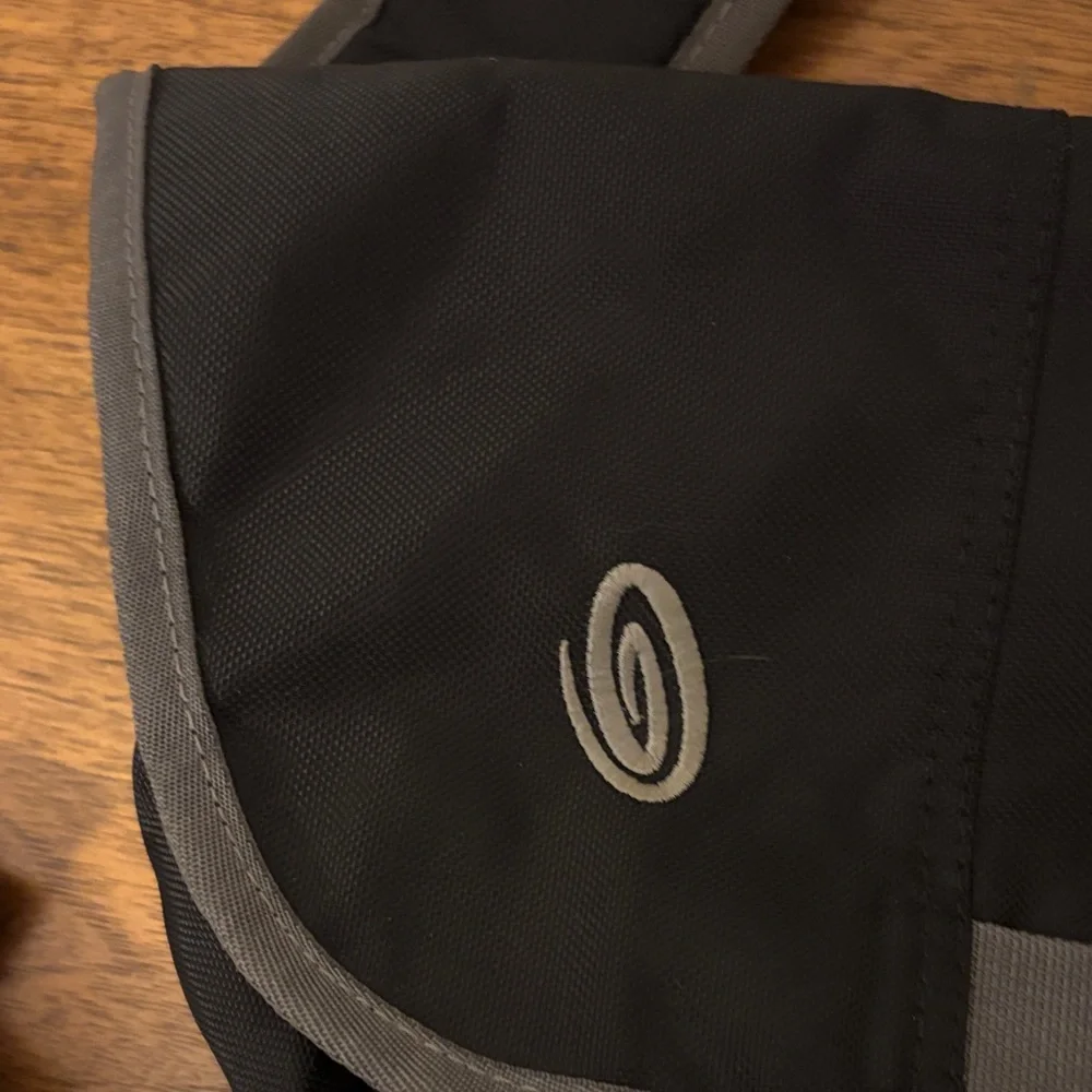 Timbuk2 Black & Gray Messenger Mini Bag‎ w/internal tablet pocket